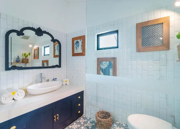 Luxe 5 Bed, Sleeps 10, Butler, Walk To Shopscafe Villa Seminyak